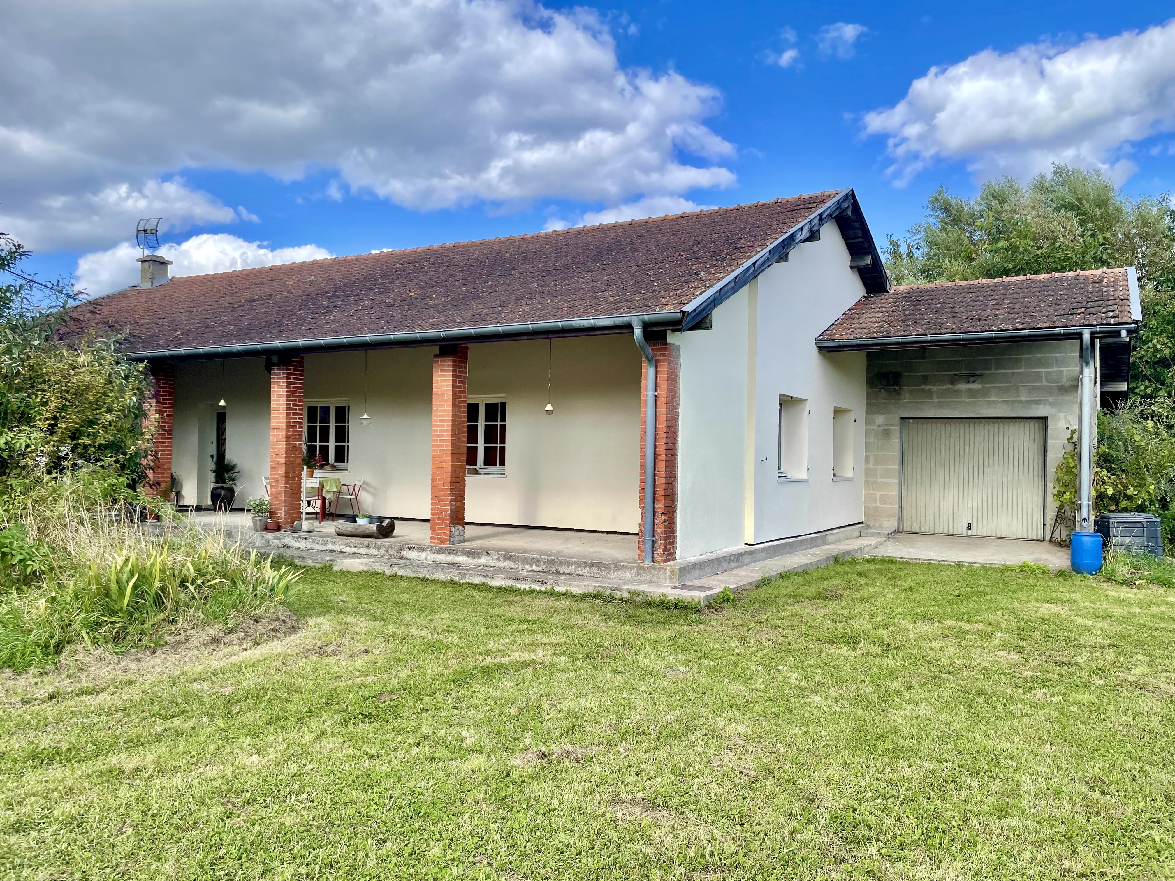 Garage vue droite — Propriété avec garage 100m² Charmont