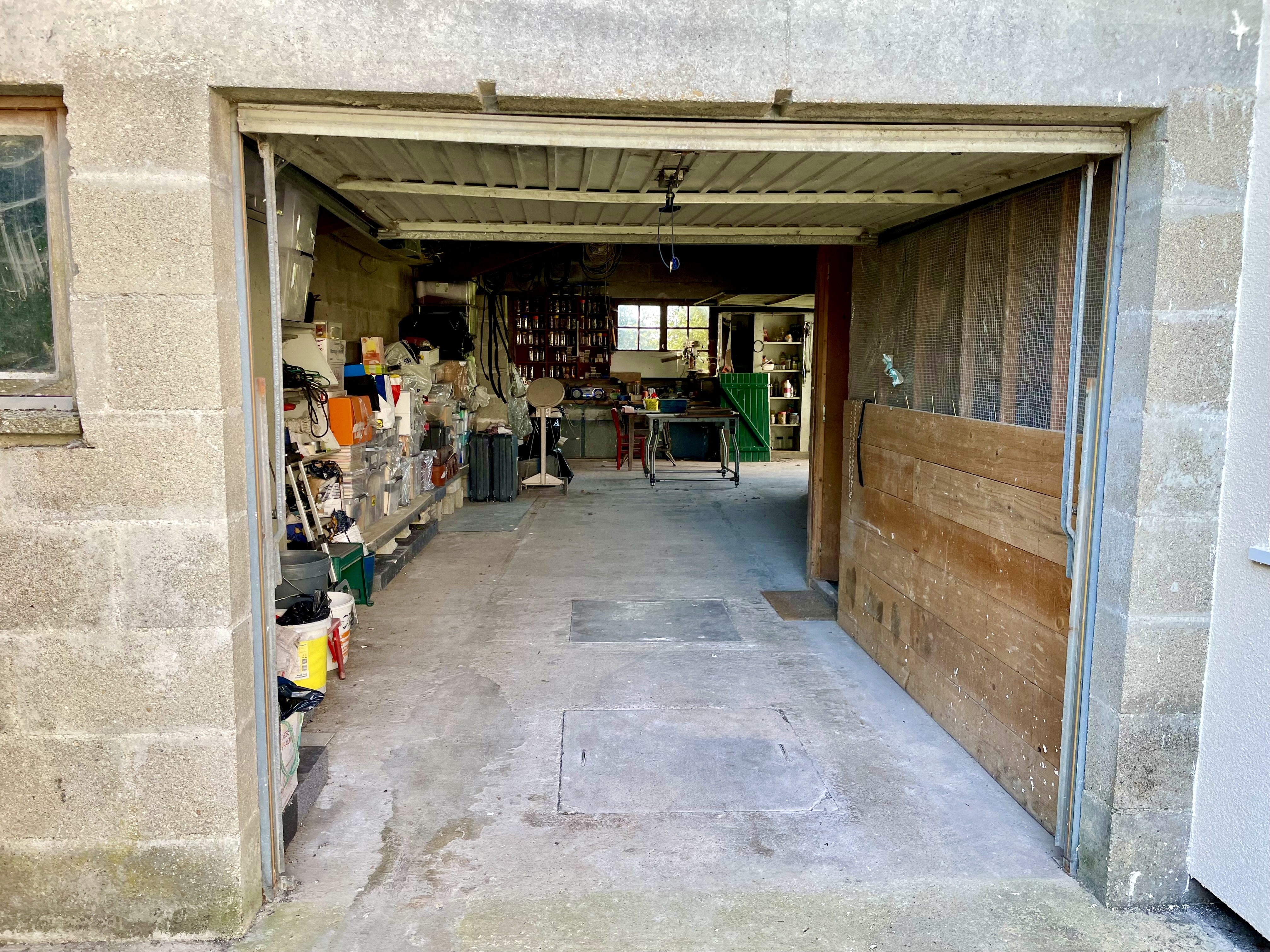 Intérieur du garage spacieux — Maison Charmont 51330
