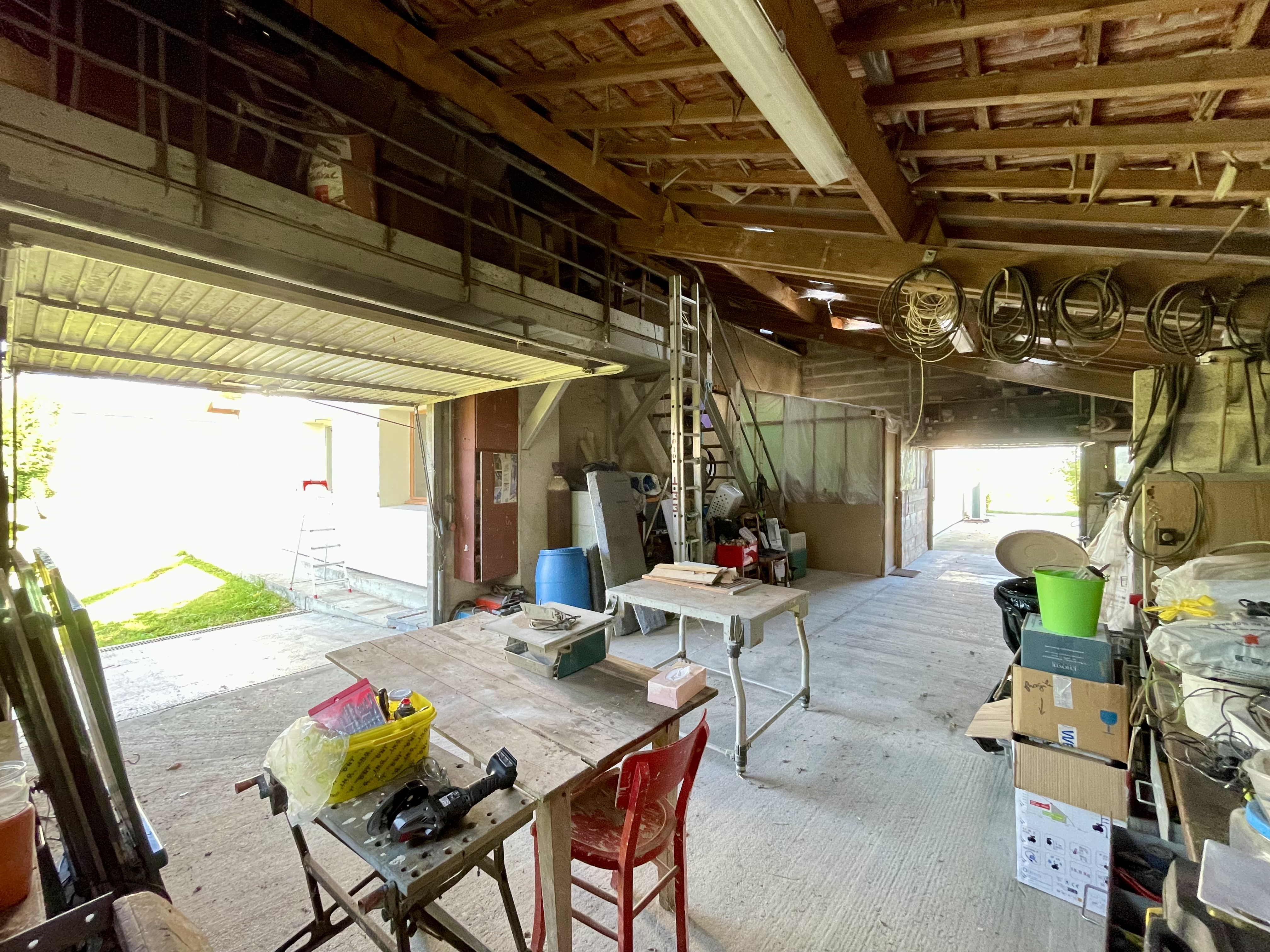 Grand garage de 100m² — Maison plain-pied Charmont