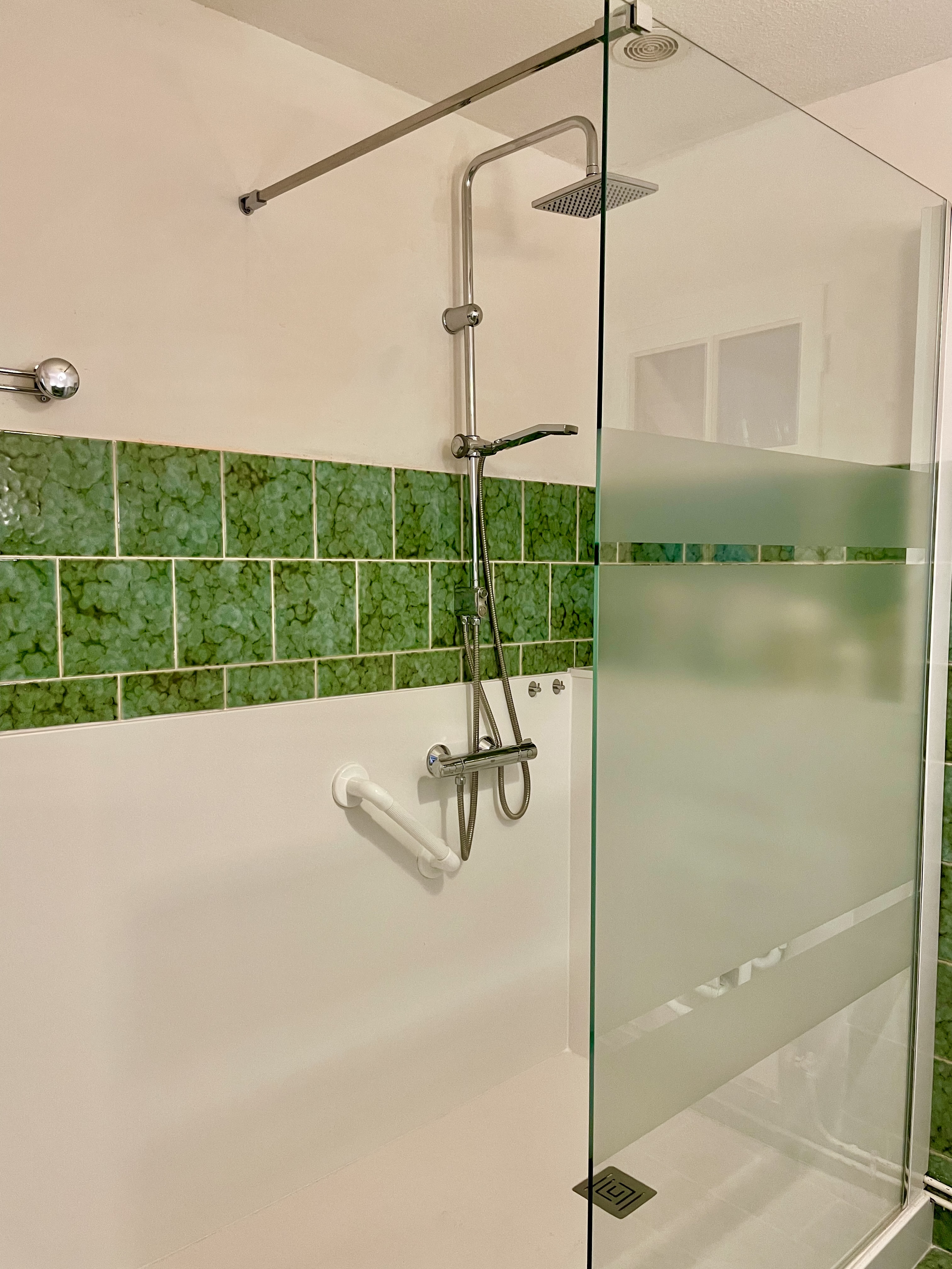 Salle de bain vue 2 — Maison rénovée Charmont