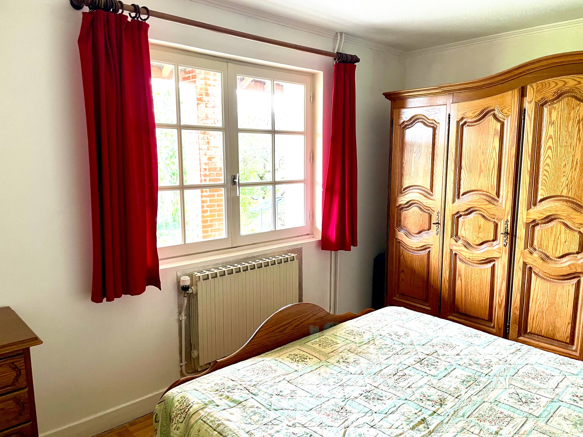 Chambre 1 spacieuse — Maison 3 chambres Charmont