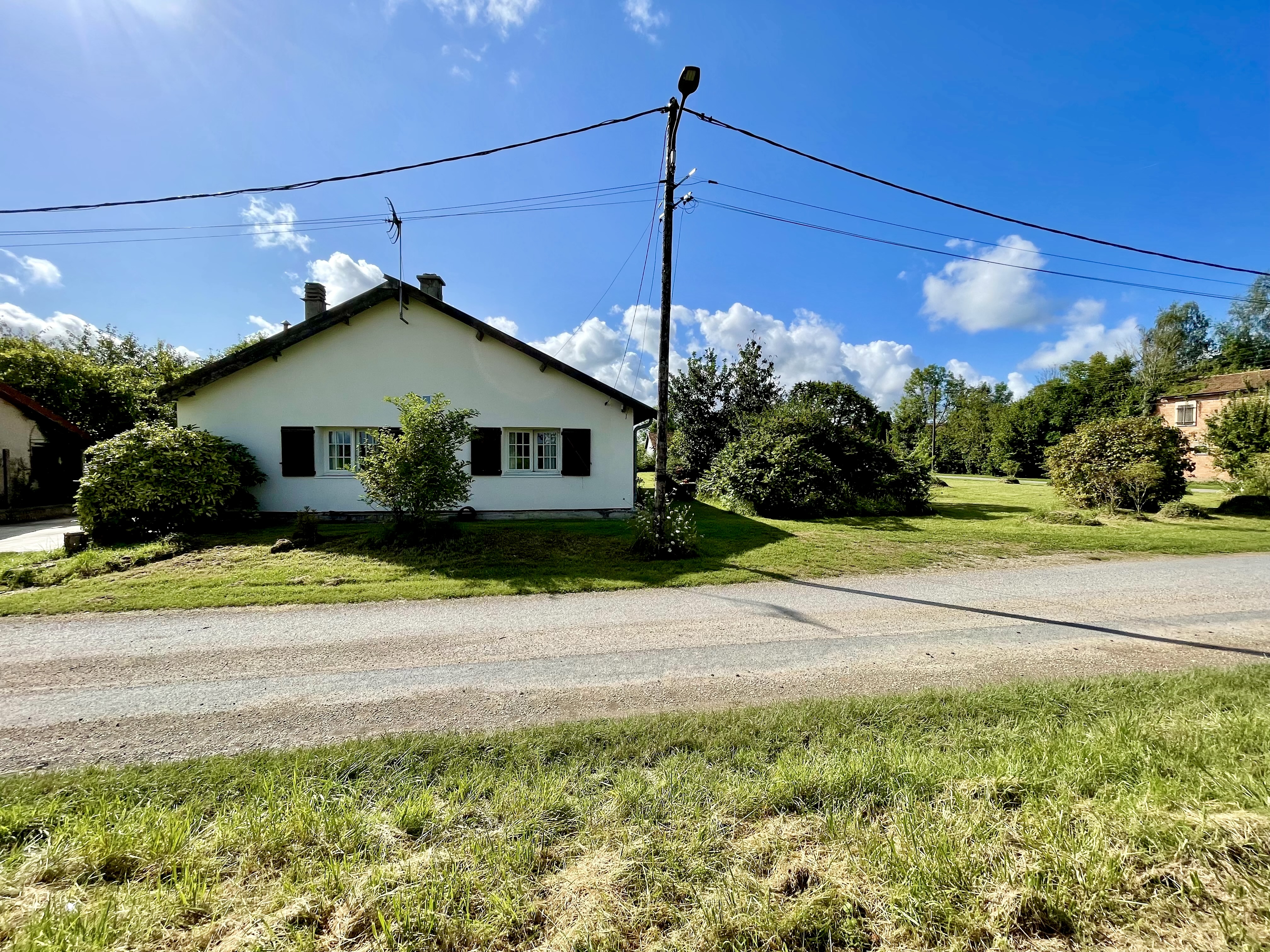 Vue d'ensemble de la propriété et du terrain — Charmont 51330