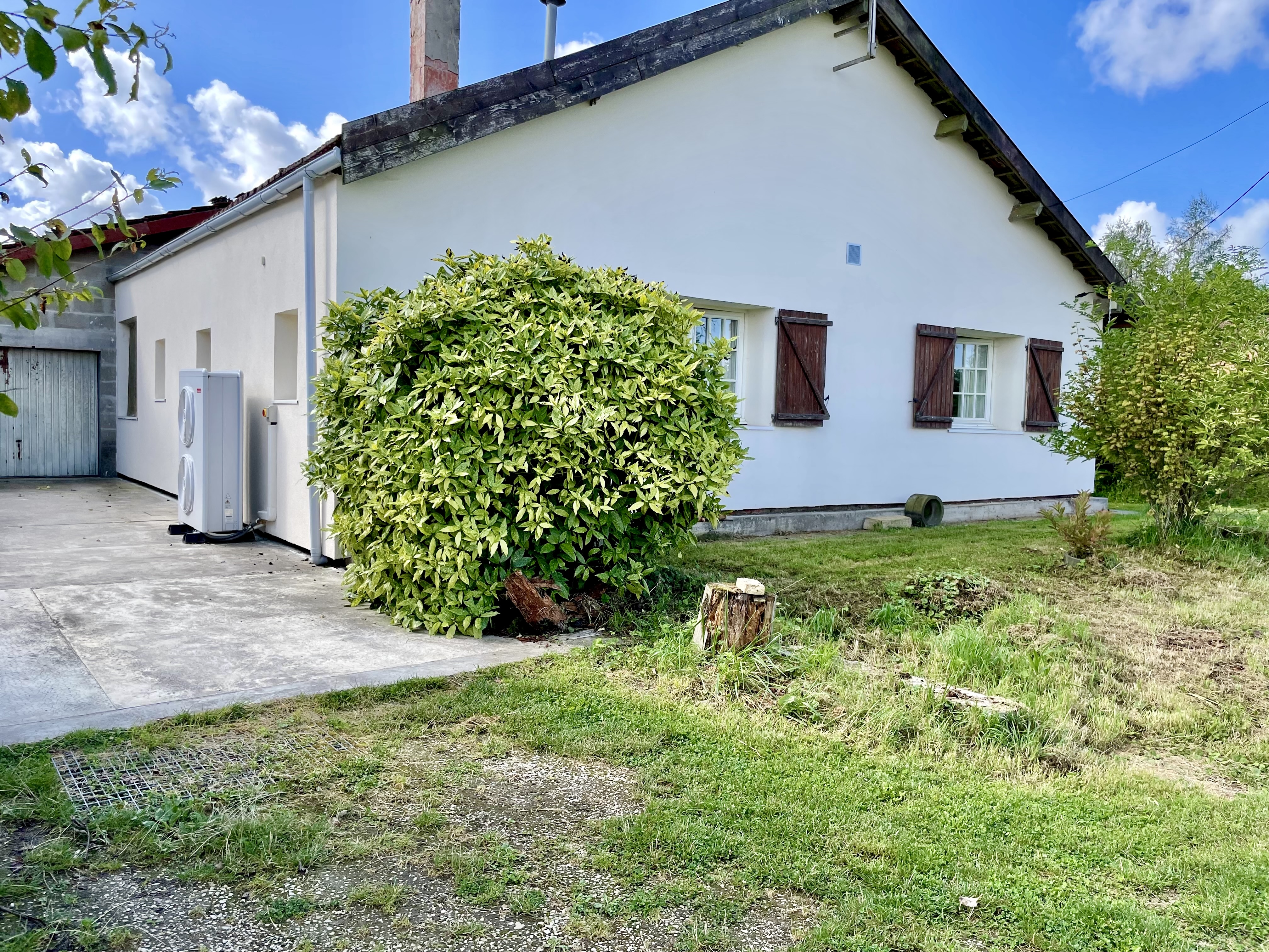 Garage 100m² et accès de la maison — Charmont, Marne